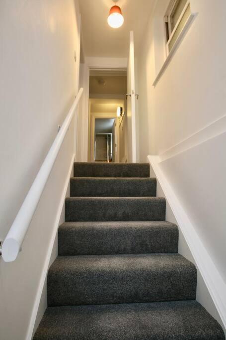 Vernon Place Town Centre, Vernon Cottage 3-Bed With Parking, 1A Vernon Court 2-Bed With Parking, 1B Studio No Parking, Off The High Street Next To Sandford Park Cheltenham Extérieur photo