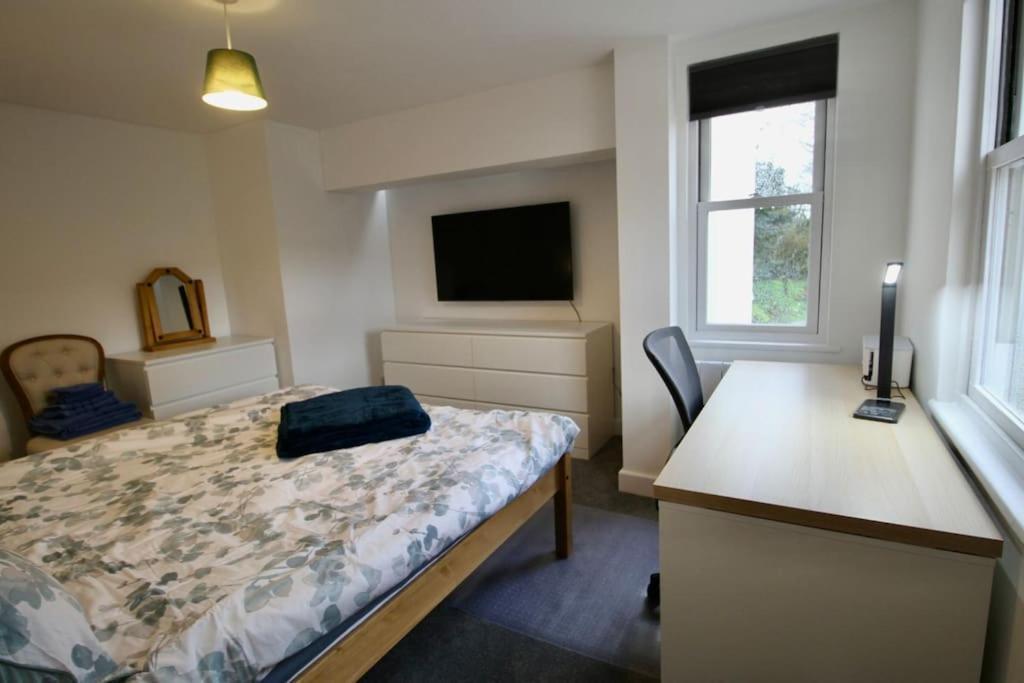 Vernon Place Town Centre, Vernon Cottage 3-Bed With Parking, 1A Vernon Court 2-Bed With Parking, 1B Studio No Parking, Off The High Street Next To Sandford Park Cheltenham Extérieur photo