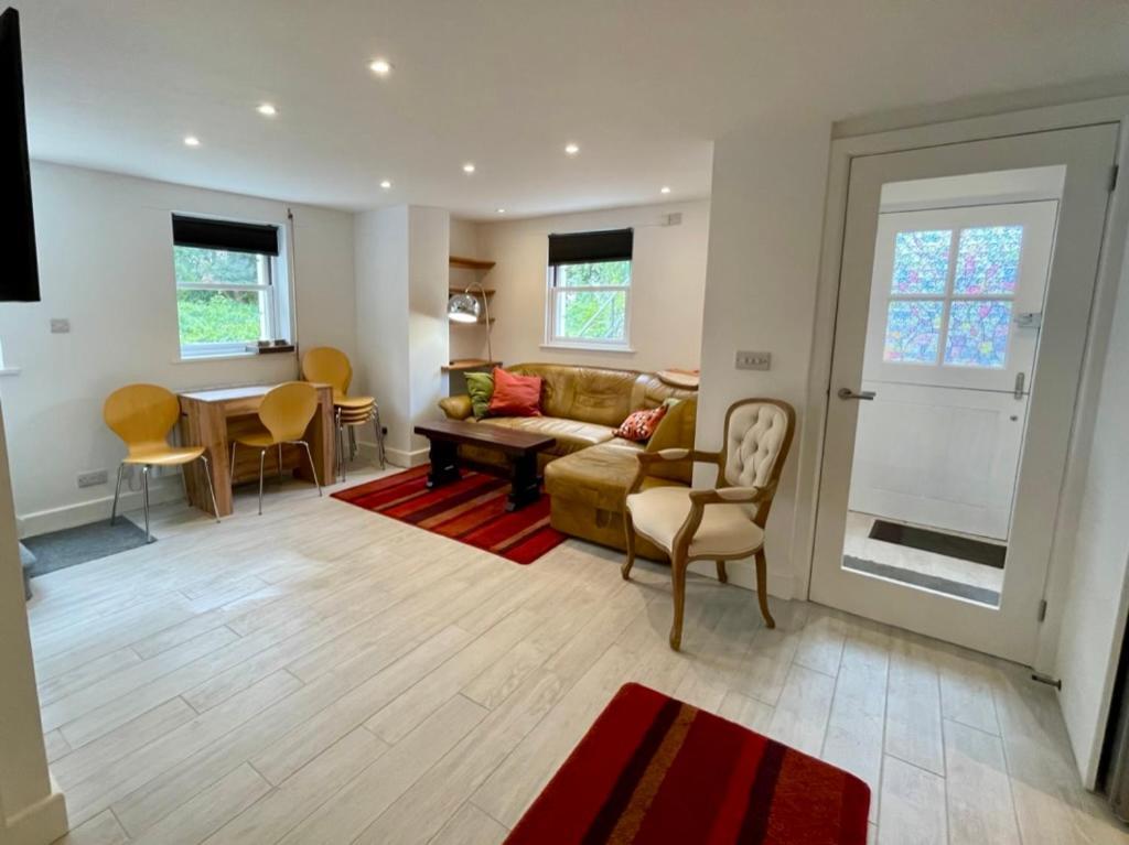 Vernon Place Town Centre, Vernon Cottage 3-Bed With Parking, 1A Vernon Court 2-Bed With Parking, 1B Studio No Parking, Off The High Street Next To Sandford Park Cheltenham Extérieur photo