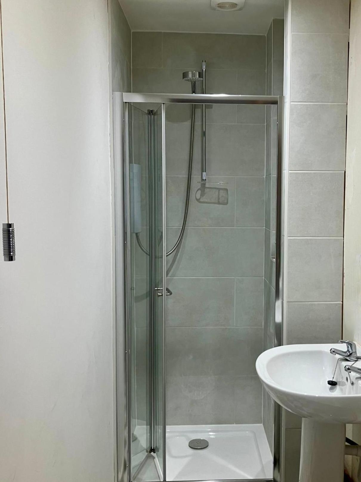 Vernon Place Town Centre, Vernon Cottage 3-Bed With Parking, 1A Vernon Court 2-Bed With Parking, 1B Studio No Parking, Off The High Street Next To Sandford Park Cheltenham Extérieur photo