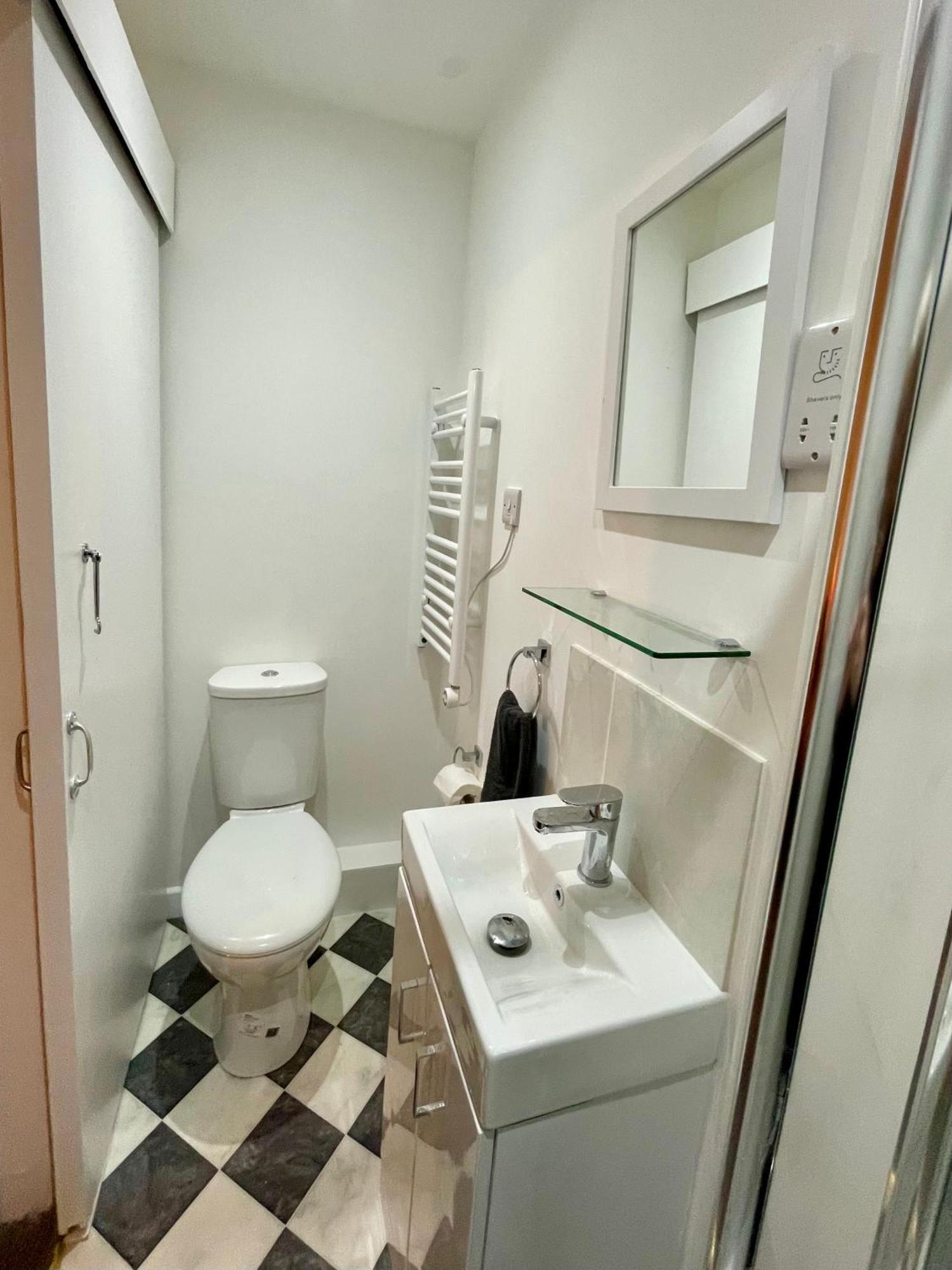 Vernon Place Town Centre, Vernon Cottage 3-Bed With Parking, 1A Vernon Court 2-Bed With Parking, 1B Studio No Parking, Off The High Street Next To Sandford Park Cheltenham Extérieur photo