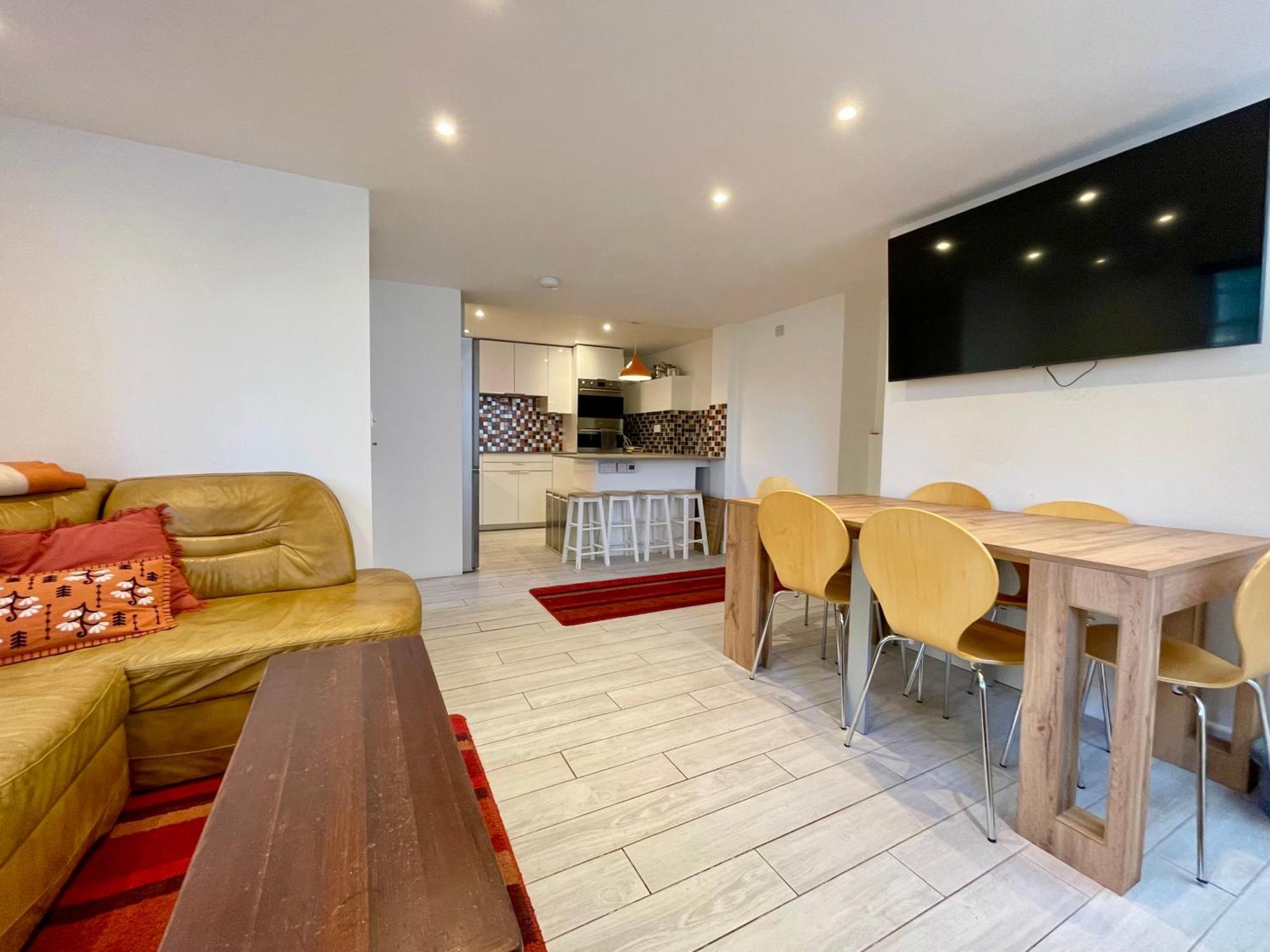 Vernon Place Town Centre, Vernon Cottage 3-Bed With Parking, 1A Vernon Court 2-Bed With Parking, 1B Studio No Parking, Off The High Street Next To Sandford Park Cheltenham Extérieur photo