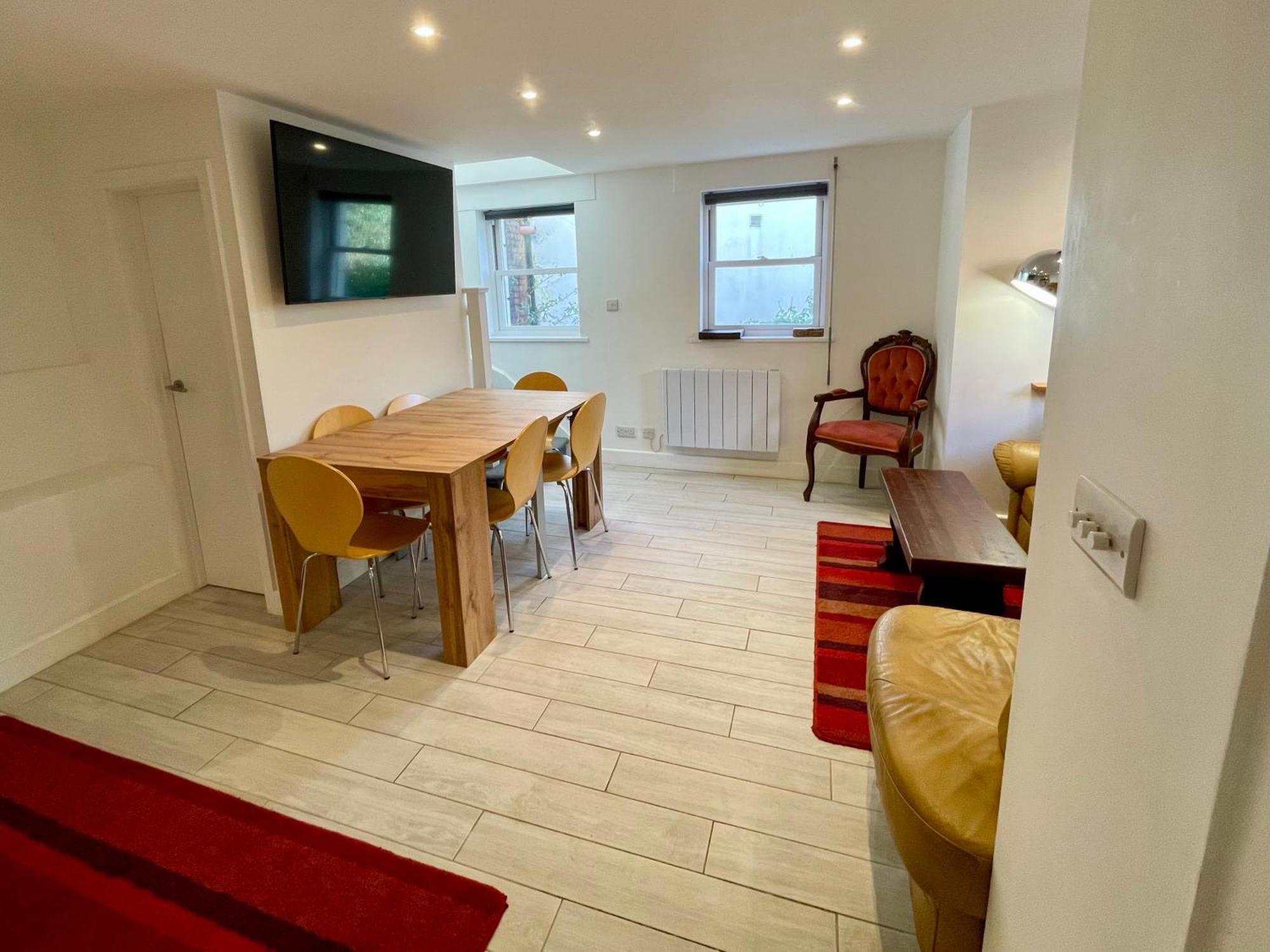 Vernon Place Town Centre, Vernon Cottage 3-Bed With Parking, 1A Vernon Court 2-Bed With Parking, 1B Studio No Parking, Off The High Street Next To Sandford Park Cheltenham Extérieur photo